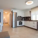 Apartments Mandre דירה *