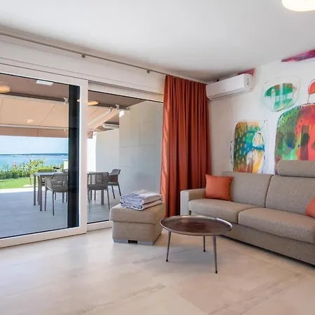 Apartments Mandre *