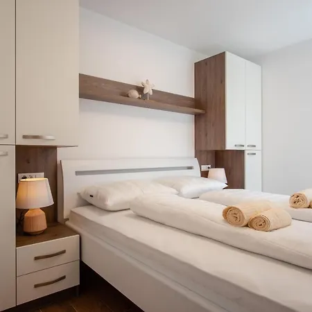 Apartments Mandre Apartment *